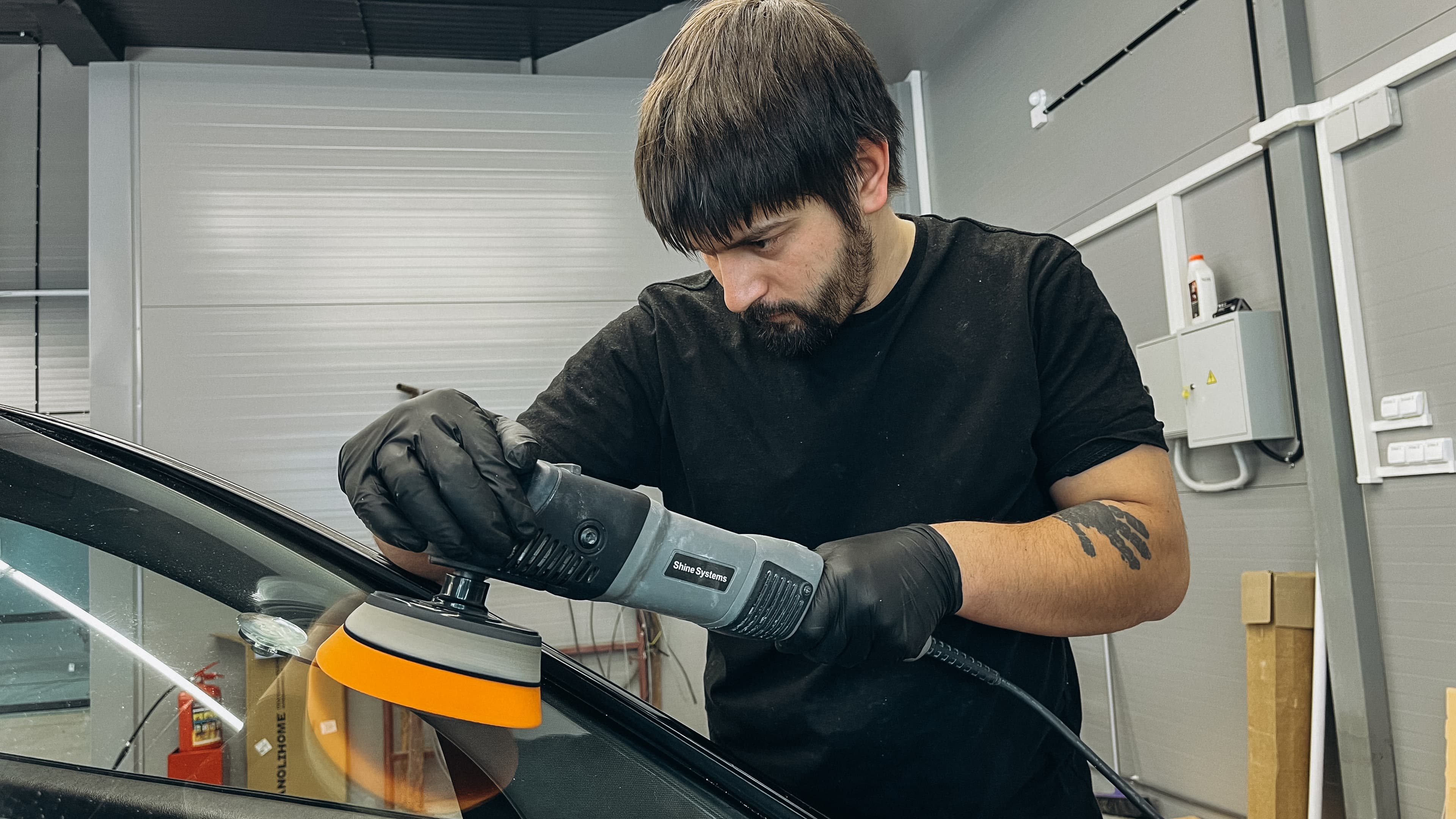 Почему для работы со стеклом лучше обращаться к профессионалам?